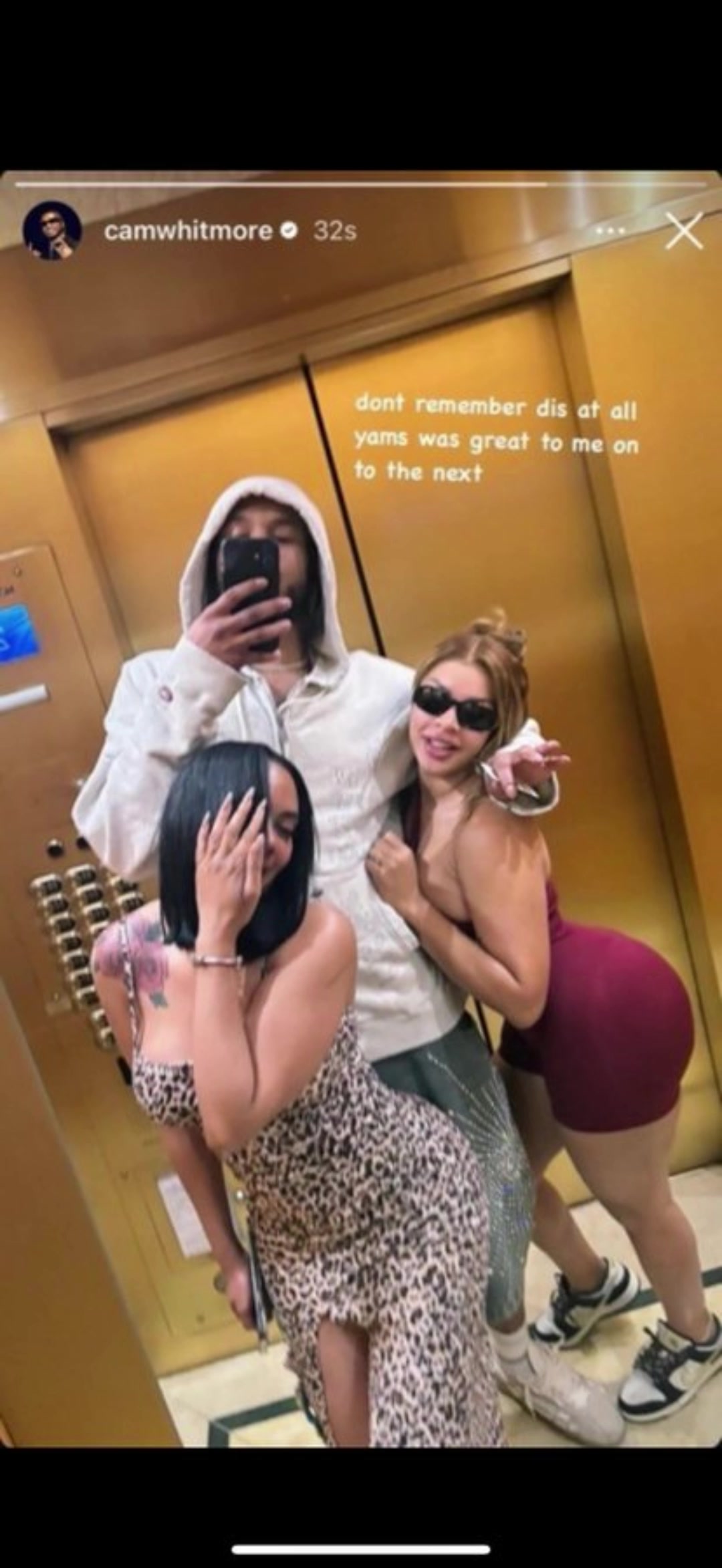 哥们悠着点！惠特摩尔搂着两个大臀妹妹在电梯里自拍