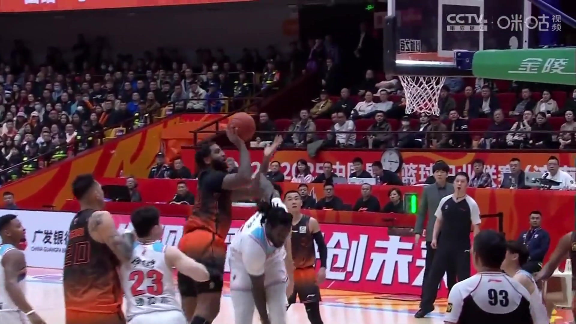 NBA级别的对抗！克里斯滞空正面顶飞哈雷尔 强硬打板上篮命中