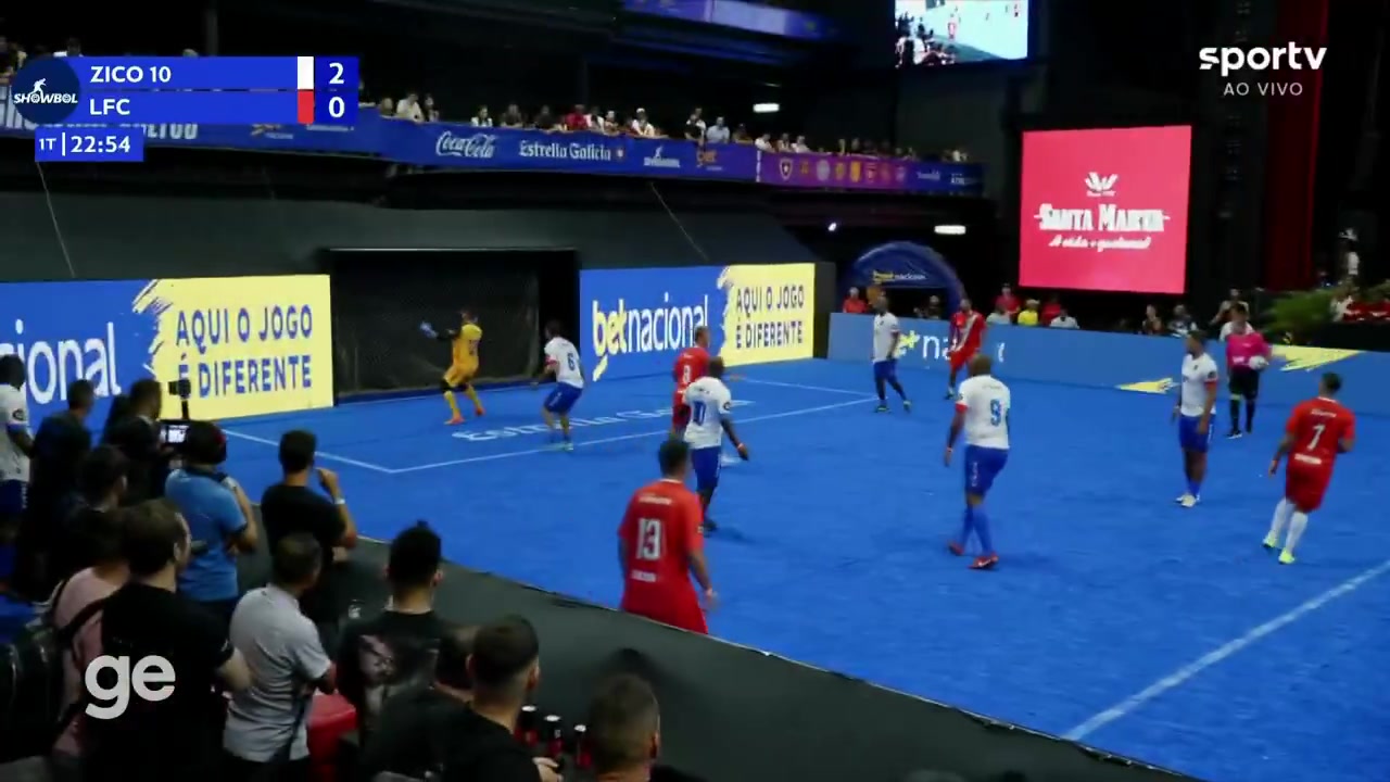 夸雷斯马现身五人制球场，外脚背依然那么犀利