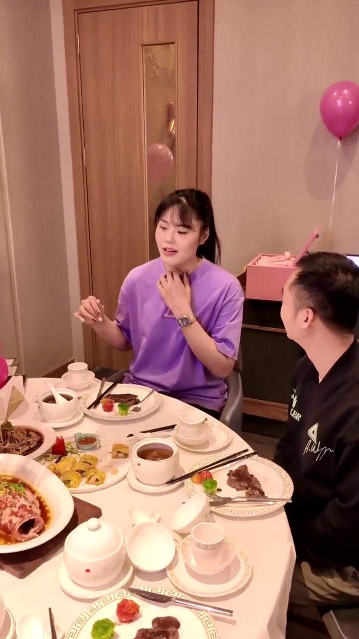 李月汝生日排面拉满！26岁生日 看小宝的专属LOGO和定制T