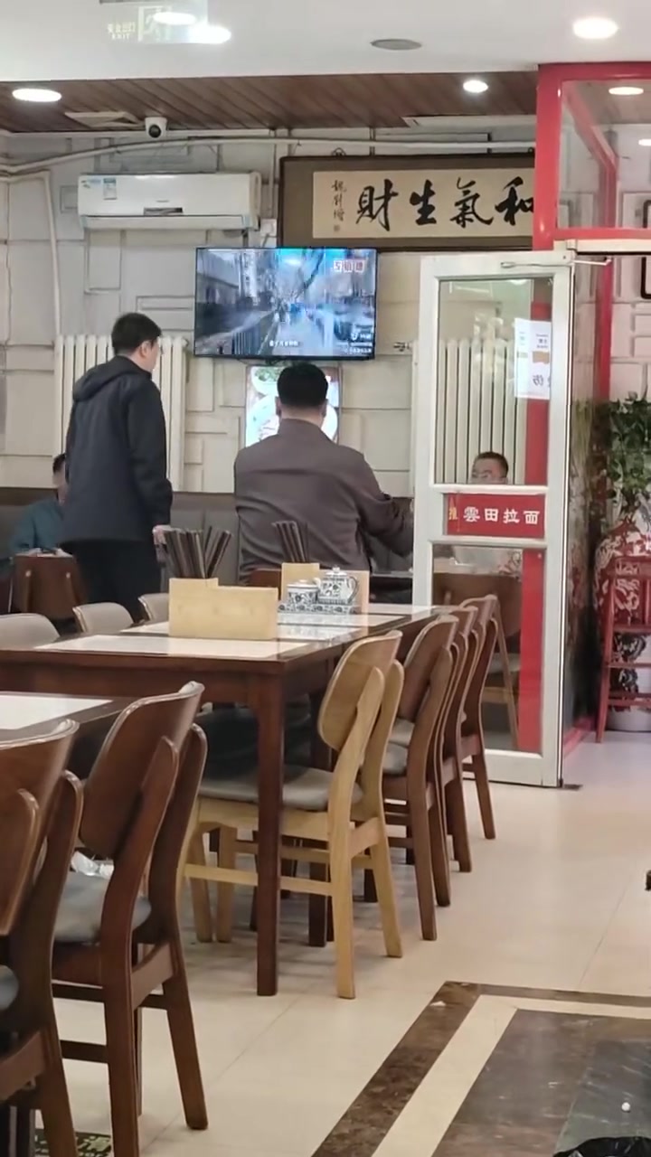 网友吃拉面偶遇姚明：大姚坐着也快1米7了吧
