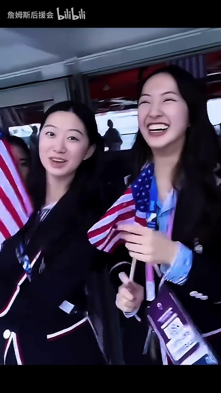 笑容收不住了！巴黎奥运会名场面：千亿球友会用库里的手机拍了合照！